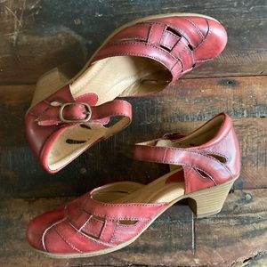 Earth Shoes Red Mary Jane "Lynx" size 6.5, fits like 6